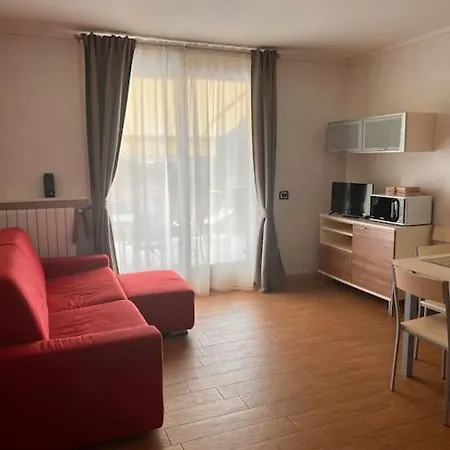 Csendes Es Nyugodt Hely Medencevel. Parzanica