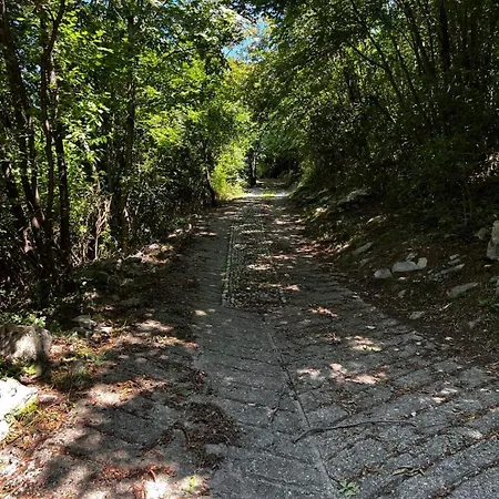 Lejlighed Csendes Es Nyugodt Hely Medencevel. Parzanica