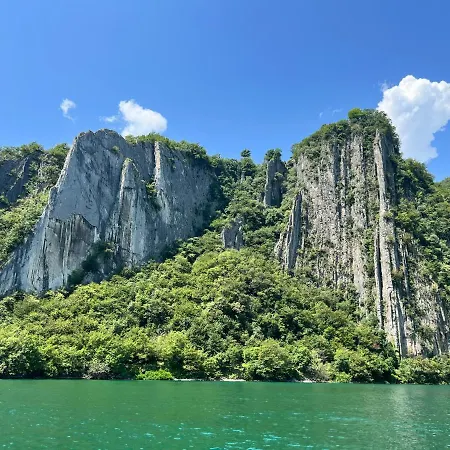 Csendes Es Nyugodt Hely Medencevel. Parzanica